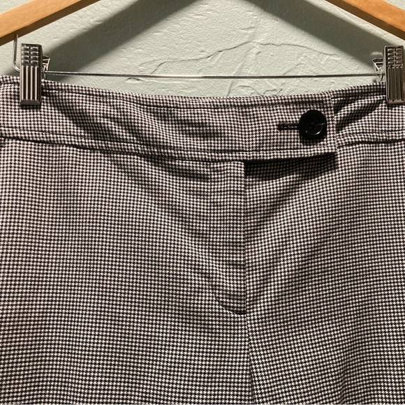 Ann Taylor
12P Capris
Houndstooth black/white - Picture 2 of 6